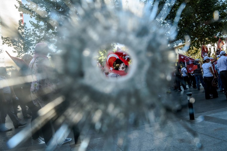 Image: TOPSHOT-TURKEY-POLITICS-MILLITARY-COUP-DEMO