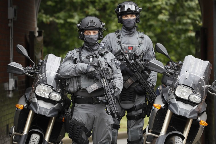 Image: British counterterrorism officers