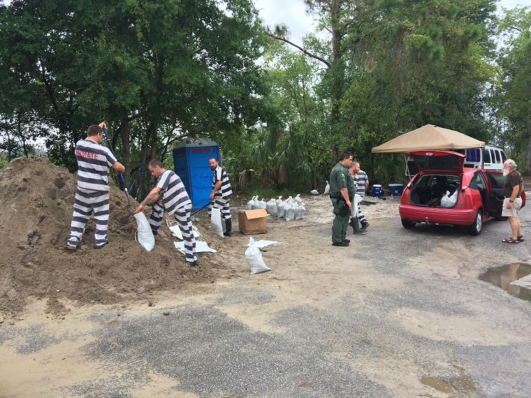 Image: Pasco County Inmates fill sandbags
