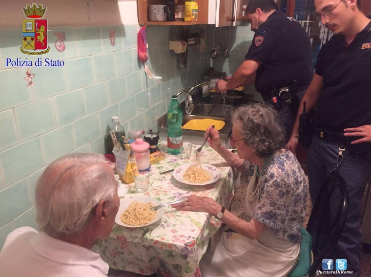 Italian police cook pasta for elderly couple