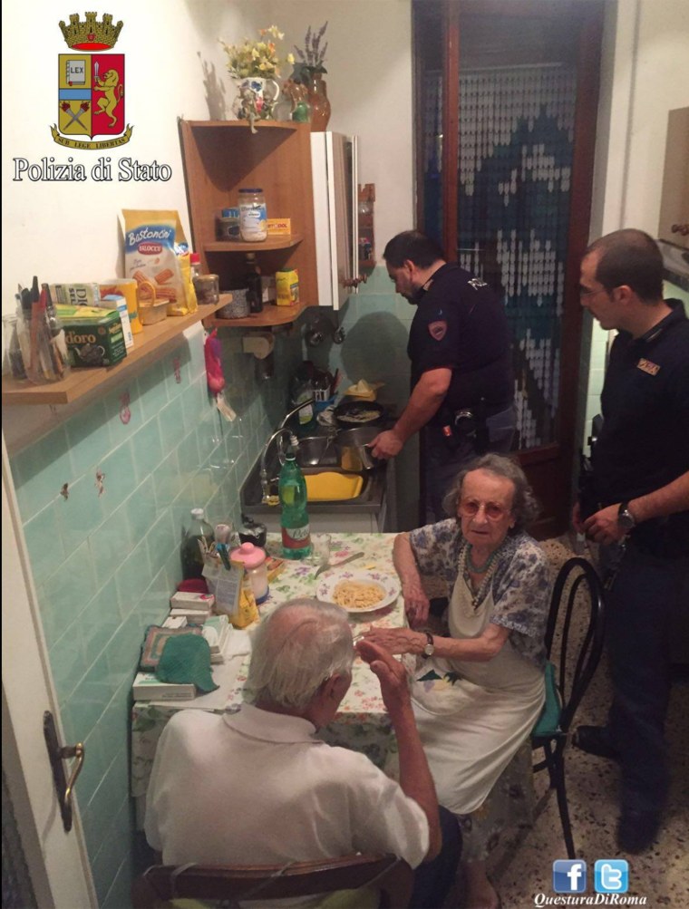 Italian police cook pasta for elderly couple