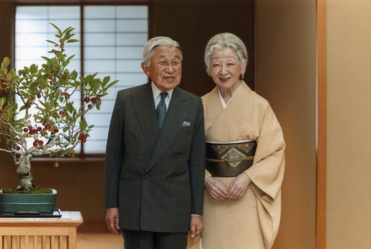 Image: Japan's Emperor Akihito and Empress Michiko