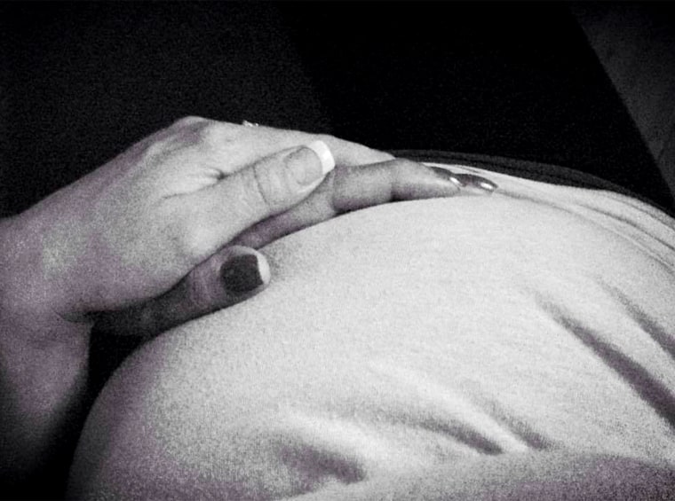Dying mother sees her daughter's baby through an ultrasound.