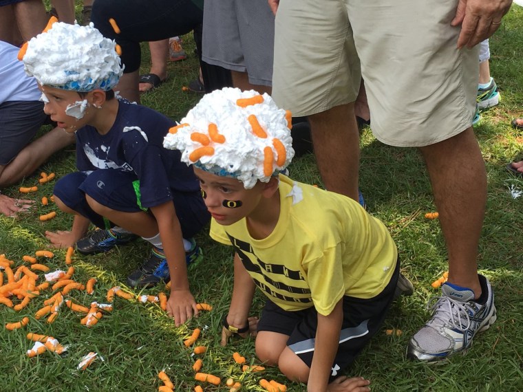 The Lizama Family Reunion race con Cheetos.