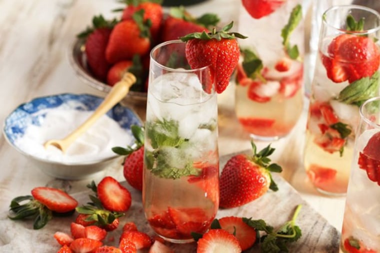 Strawberry champagne mojito