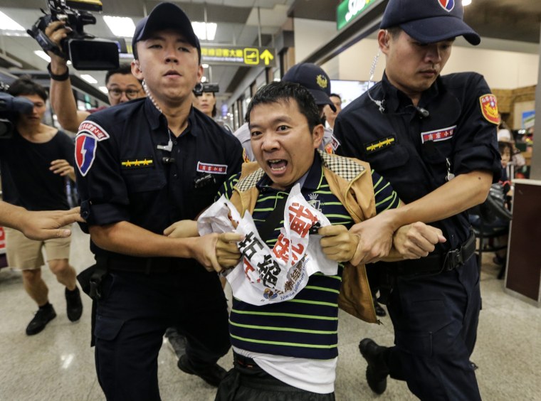 Image: Protest for the arrival of Chinese officials in Taipei