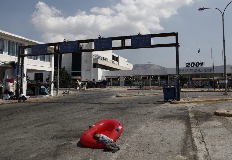 Image: Refugees and migrants find shelter at the abandoned former Athens international airport