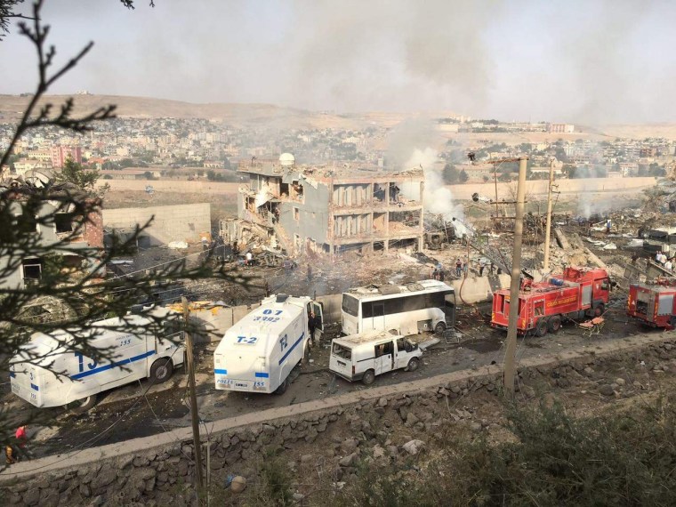 Image: Damaged police station in Cizre