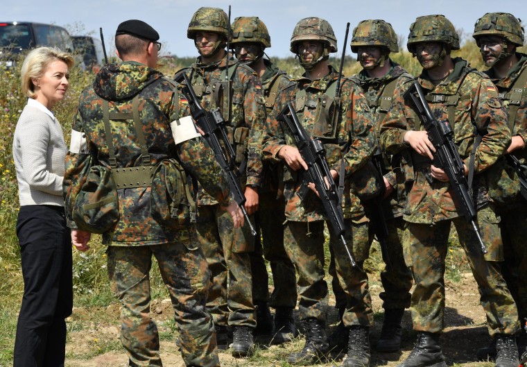 Image: German Defense Minister Ursula von der Leyen with troops on Aug. 9