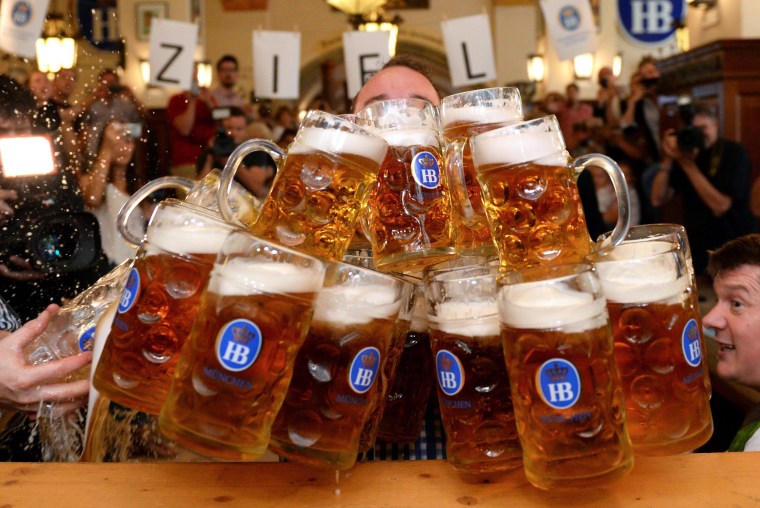 Image: New world record in beer mug lifting