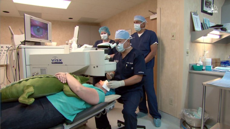 The procedure to implant the device into Ekstadt’s cornea takes less than 5 minutes.