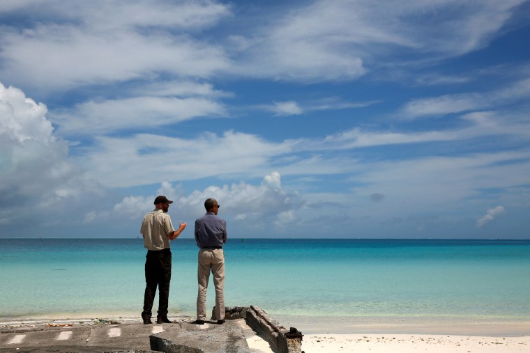 Image: Brown gives Obama a tour of the Papahanaumokuakea Marine National Monument on Midway Atoll