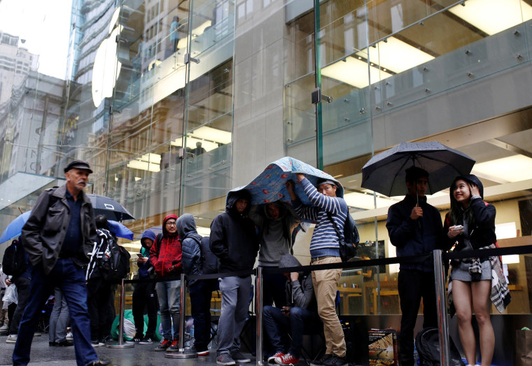 Image: Apple customers in line in Australia