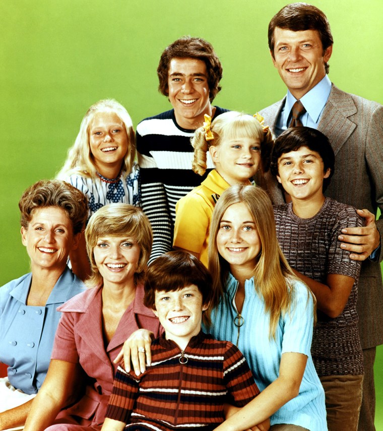 THE BRADY BUNCH, (back): Eve Plumb, Barry Williams, Robert Reed, (middle): Susan Olsen, Christopher