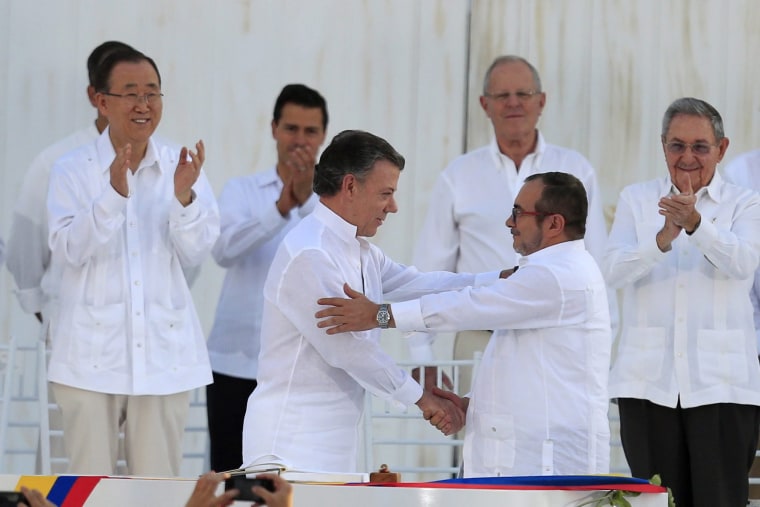 Image: Colombian president, FARC chief sign peace pact