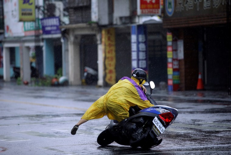 Image: Typhoon Megi hits Taiwan