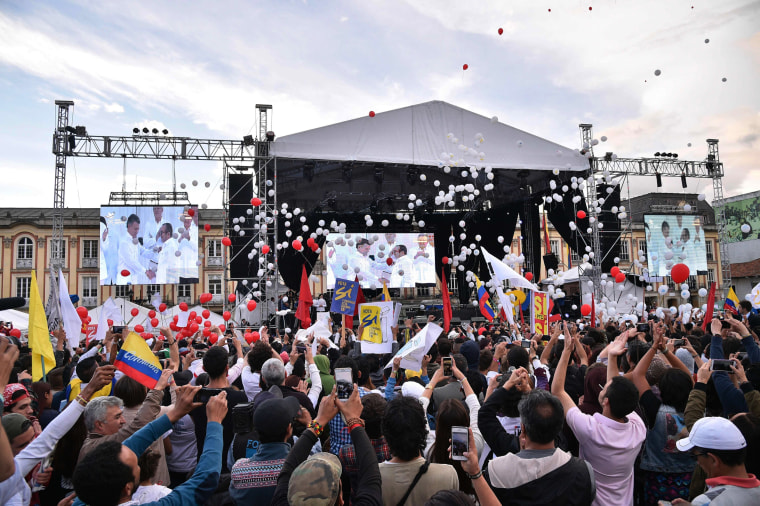 Image: TOPSHOT-COLOMBIA-CONFLICT-PEACE-CELEBRATIONS