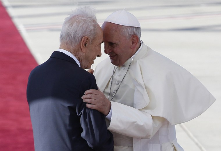 Image: Israel's President Shimon Peres stands with Pope Francis