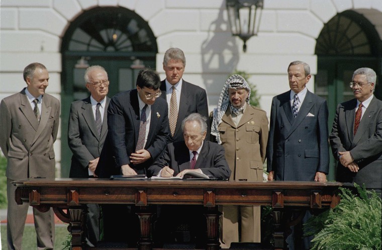 Image: Shimon Peres, Bill Clinton, Yasser Arafat, Yitzhak Rabin, Andrei Kozyrev, Warren Christopher, Mahmoud Abbas