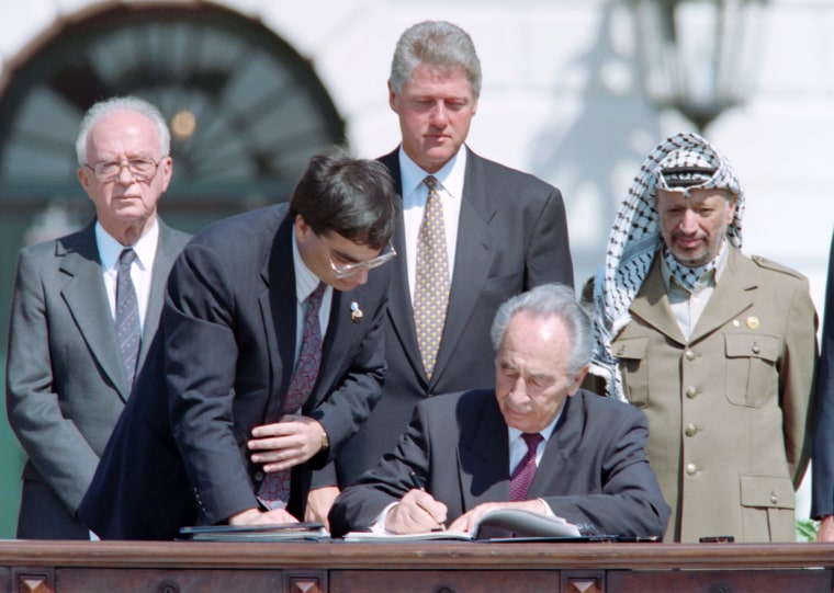 Image: Shimon Peres signs historic Israel-PLO Oslo Accords.