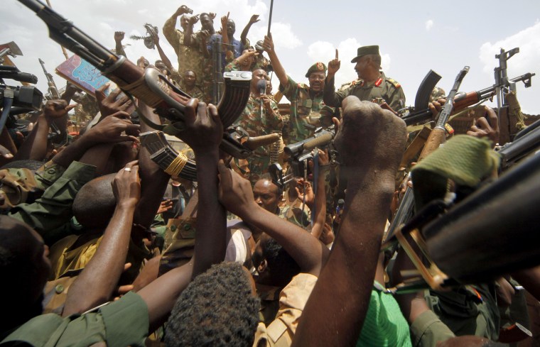 Image: Sudanese President Omar al-Bashir waves to military soldiers in Heglig