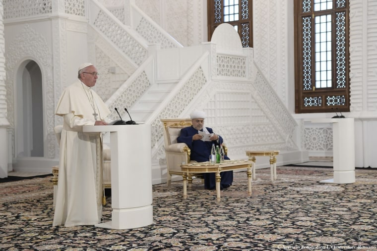 Image: Pope Francis delivering a speech next to Sheik Allahshukur Pashazadeh