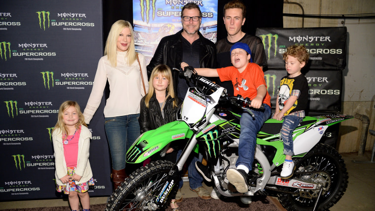 Tori Spelling and Dean McDermott with children Jack McDermott, Liam McDermott, Stella McDermott, Finn McDermott, and Hattie McDermott