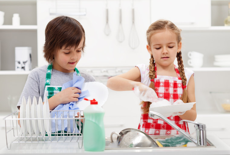 kids washing dishes