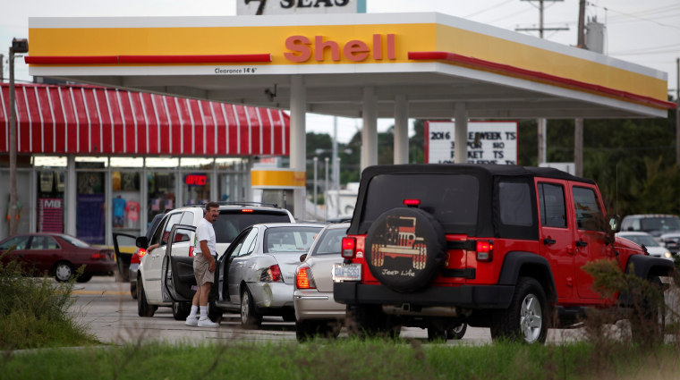 Image: People line up to fill their cars with gas