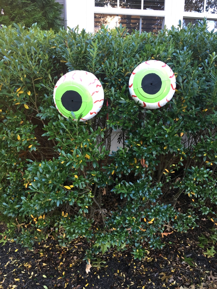 DIY Giant Googly Eyes - How to make a great Halloween Decoration