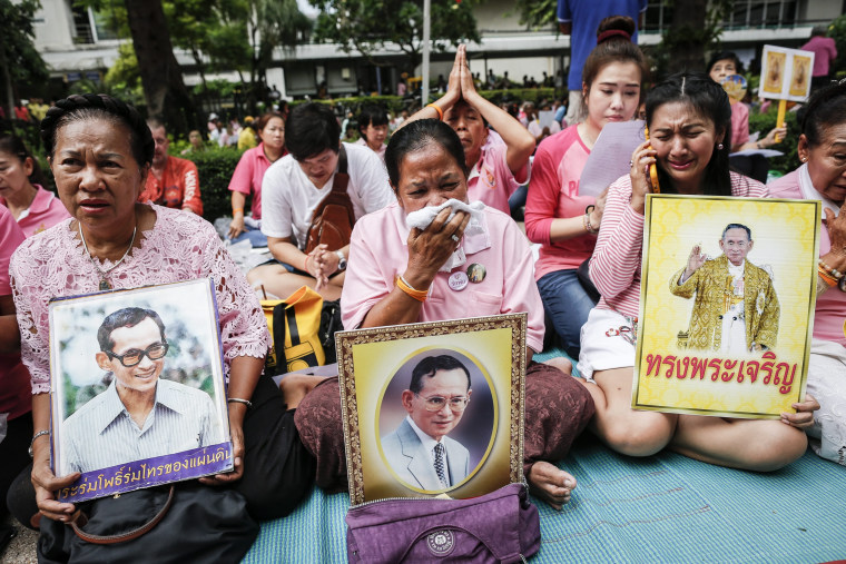 Image: Thais weep for king
