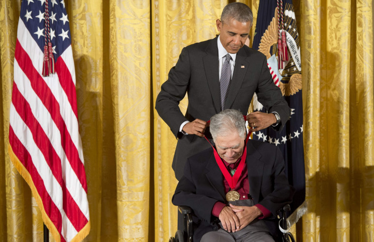 Image: US-POLITICS-OBAMA-ARTS-MEDAL