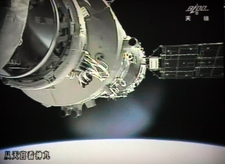 Image: Shenzhou 9 prepares to link with Tiangong-1 module