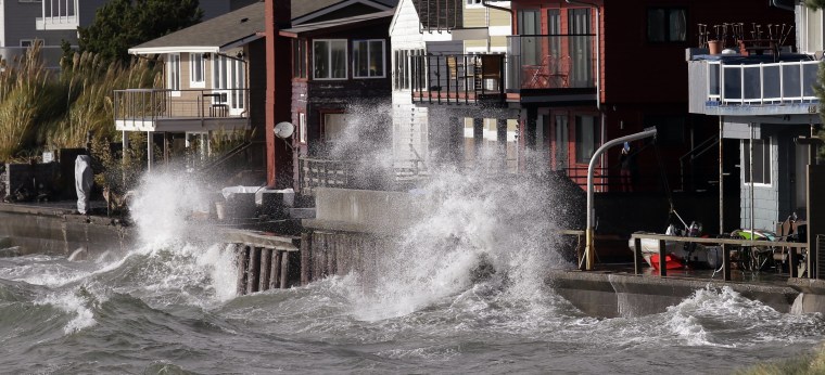 Image:Waves batter a seawall