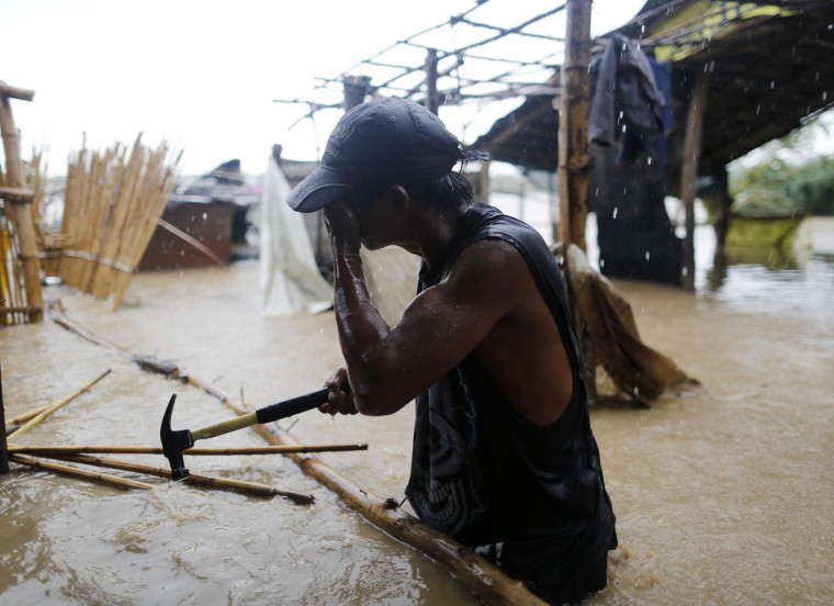 Image: Typhoon Sarika hits the Philippines