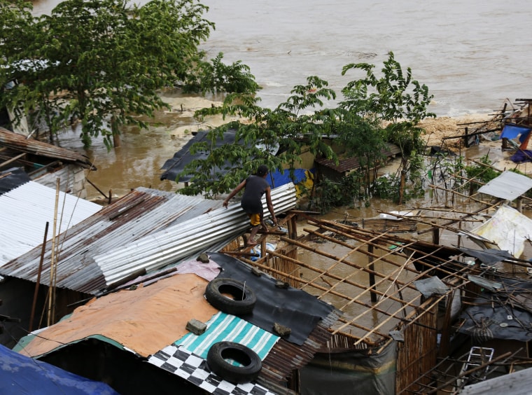 Image: Typhoon Sarika hits the Philippines