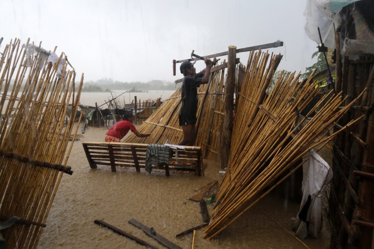 Image: Typhoon Sarika hits the Philippines