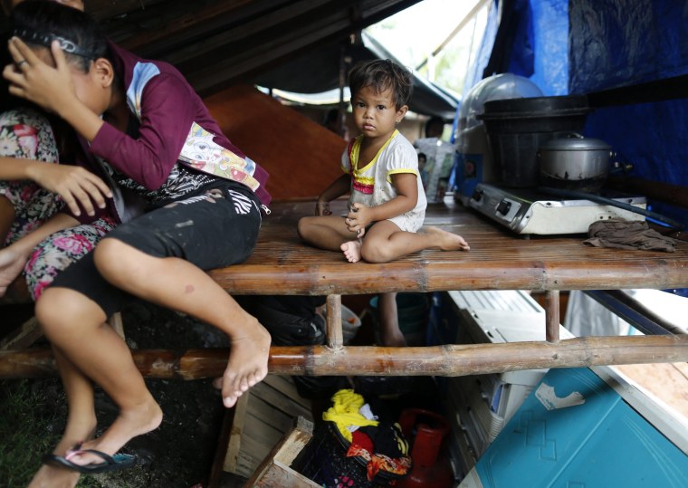 Image: Typhoon Sarika hits the Philippines