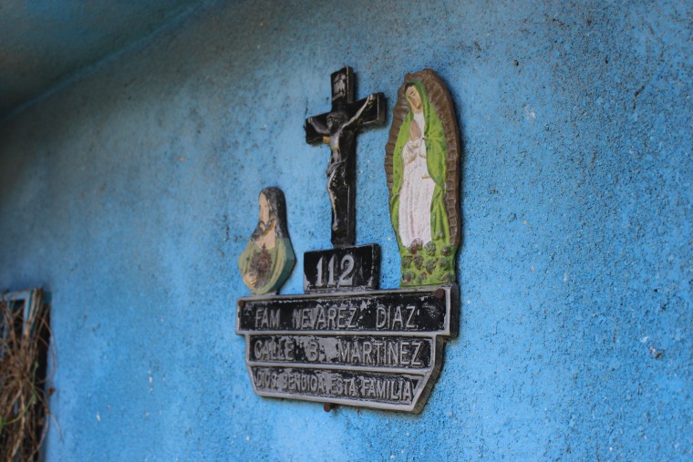 A plaque that reads "Fam. Nevarez Diaz" that hangs next to the front door.