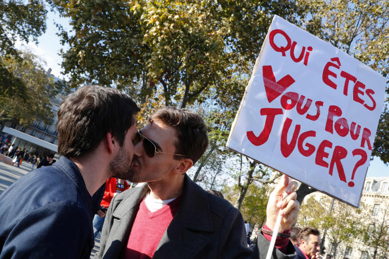 Image: FRANCE-SOCIAL-HUMAN-RIGHTS-MARRIAGE-KISS-IN