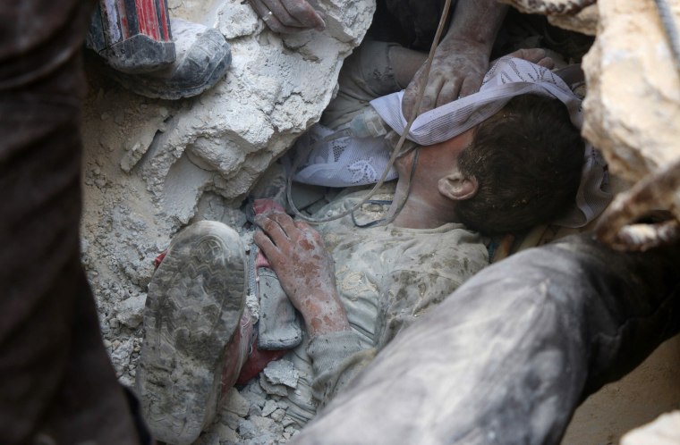 Image: A Syrian boy receives oxygen 