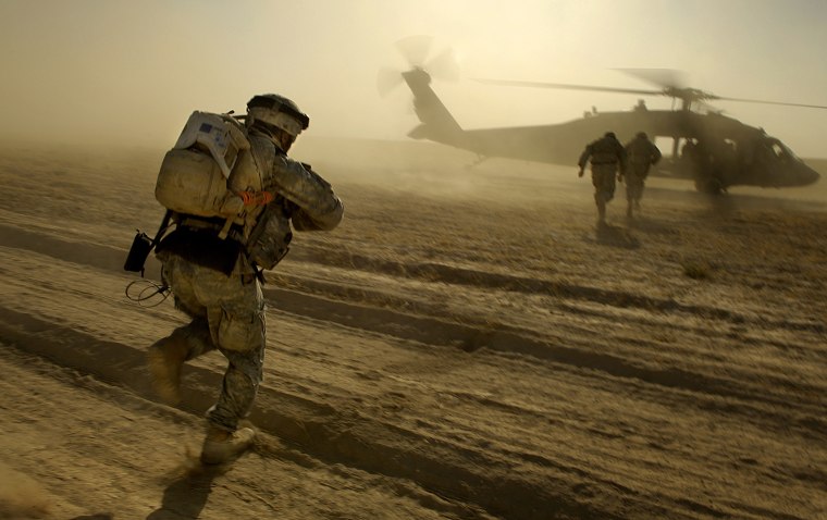 Image: U.S. Army soldiers run towards a UH-60 Black Hawk helicopter