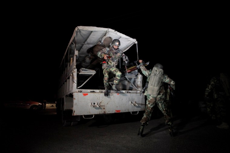 Image: Pakistani troops deploy outside the Police Training Center after an attack on the center in Quetta