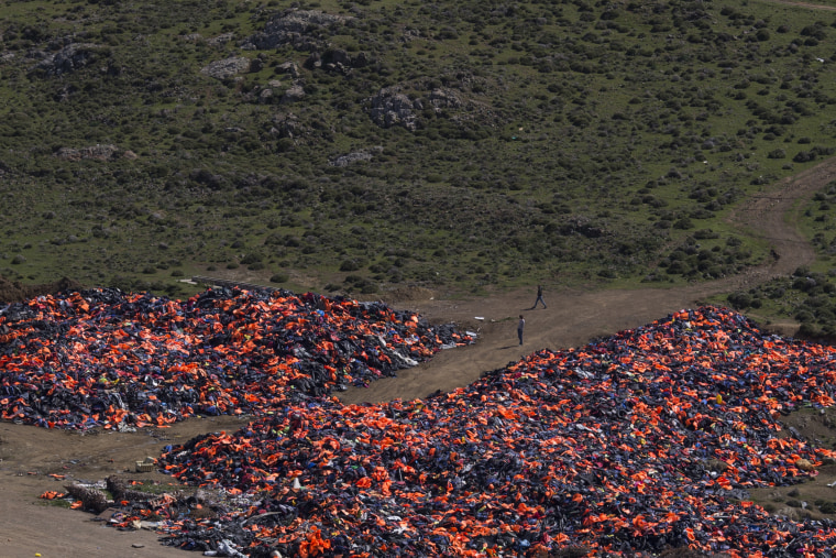 Image: Thousands of discarded life vests on Lesbos