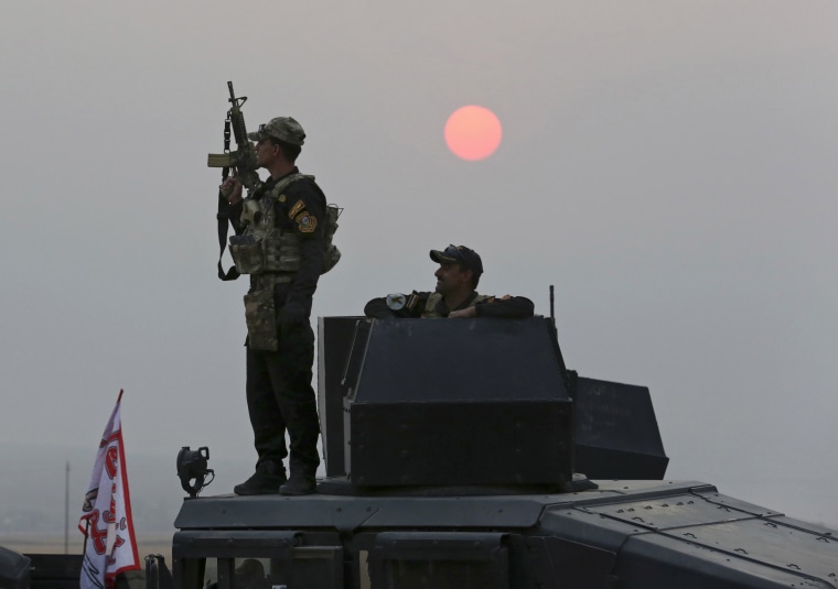 Image: Iraq's elite counterterrorism forces advance toward ISIS positions