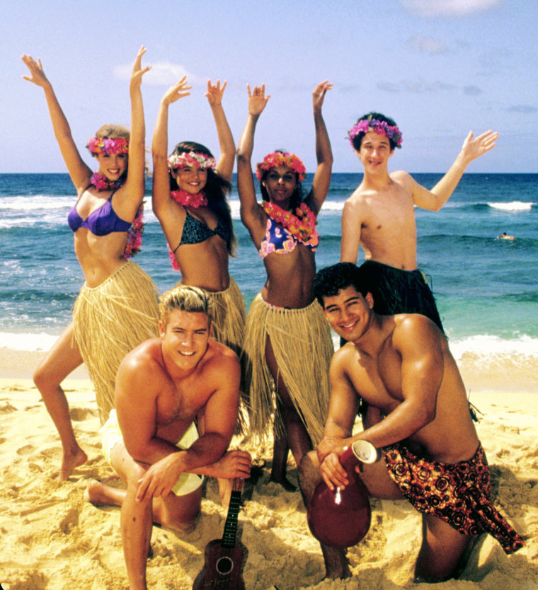 SAVED BY THE BELL: HAWAIIAN STYLE, (standing l-r): Elizabeth Berkley, Tiffani-Amber Thiessen, Lark V