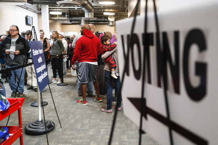 Image: A line of early voters wait in Columbus, Ohio