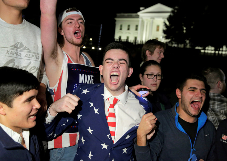 Image: Supporters of Republican presidential nominee Donald Trump rally in front of the White House in Washington
