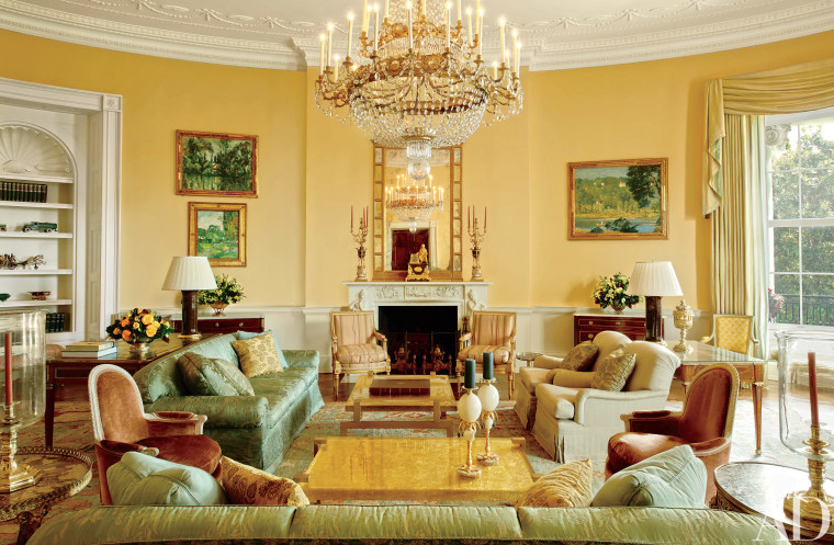 Ample seating in the Yellow Oval Room creates a comfortable space for large groups.