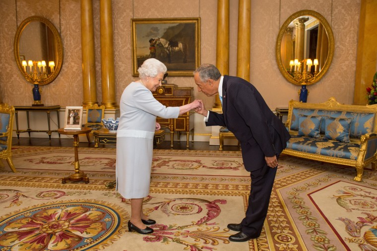 Image: Queen Elizabeth II and Portuguese President Marcelo Rebelo de Sousa